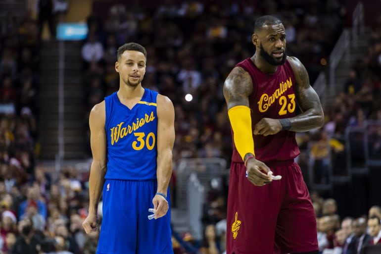 LeBron James y Stephen Curry, durante el partido disputado en Navidad.