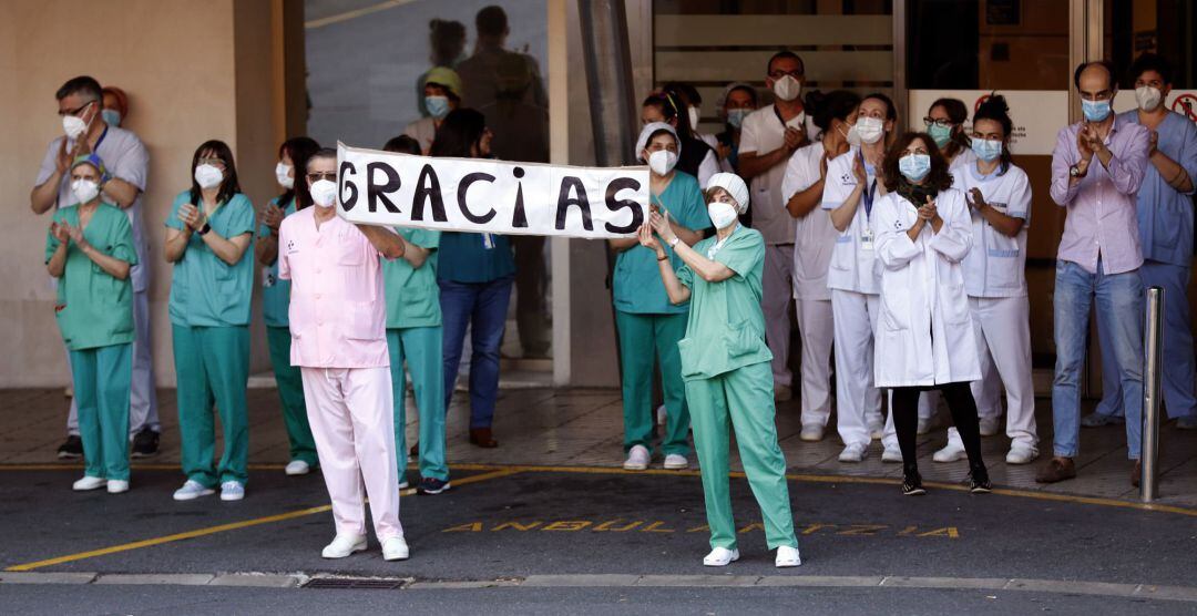 Personal sanitario agradeciendo el galardón y las muestras de cariño. 