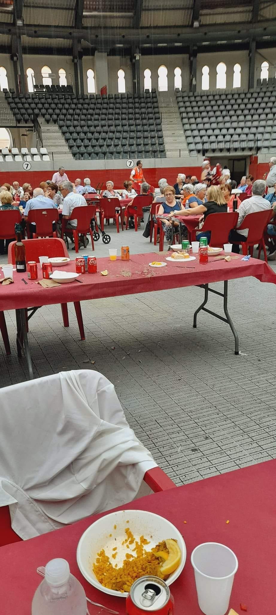 La Plaza de toros, con las goteras en plena comida