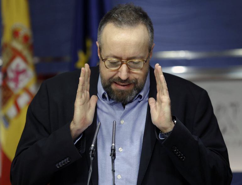 GRA193. MADRID, 26012016.- El portavoz titular Juan Carlos Girauta (Ciudadanos), durante la rueda de prensa posterior a la reunión de la Junta de Portavoces, la primera de la XI Legislatura, celebrada hoy en el Congreso de los Diputados. EFESergio Barrene