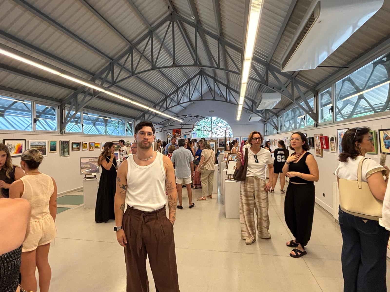 Un orgulloso Javi Sanagustín delante de la exposición