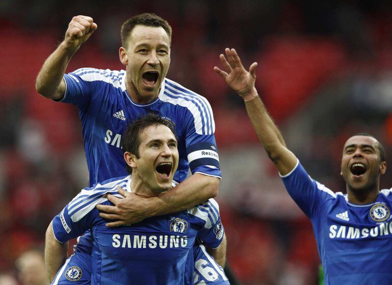 Terry festejando una victoria del Chelsea junto a Lampard y Cole