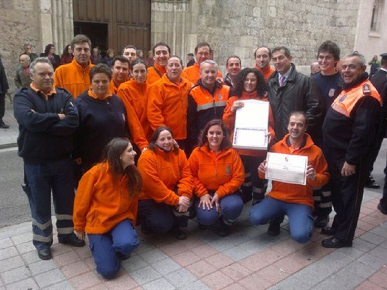 Miembros de Protección Civil de Palencia tras recoger una mención honorífica