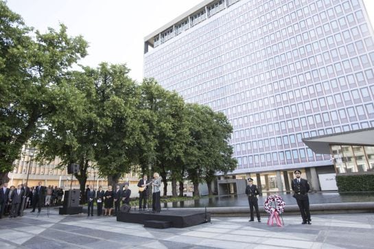 Ceremonia celebrada delante de la sede del Gobierno, escenario de uno de los ataques cometidos por el ultraderechista Anders Behring Breivik.