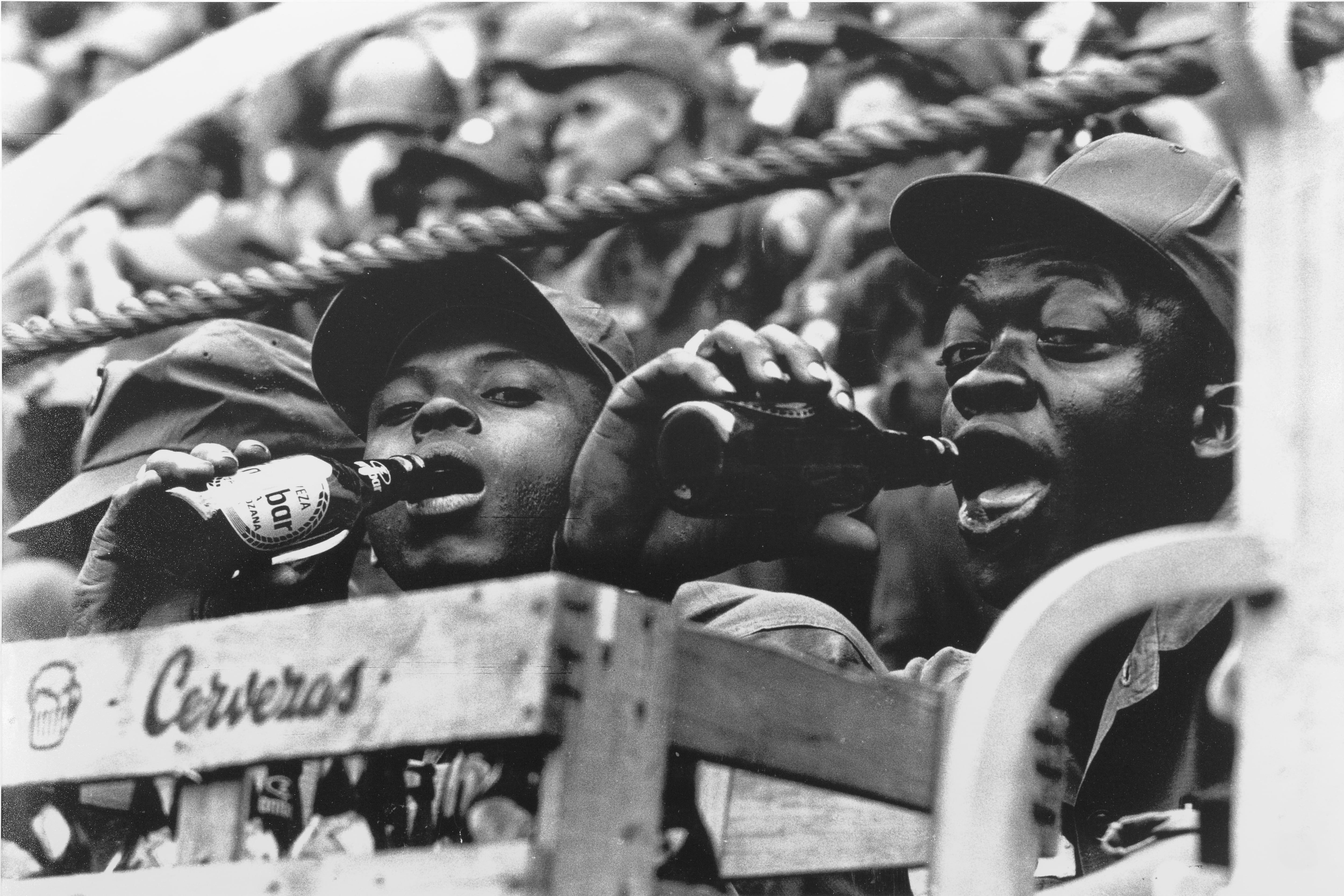 Soldados de la base de americana beben cervezas Ambar en la plaza de toros de Zaragoza / Miguel París