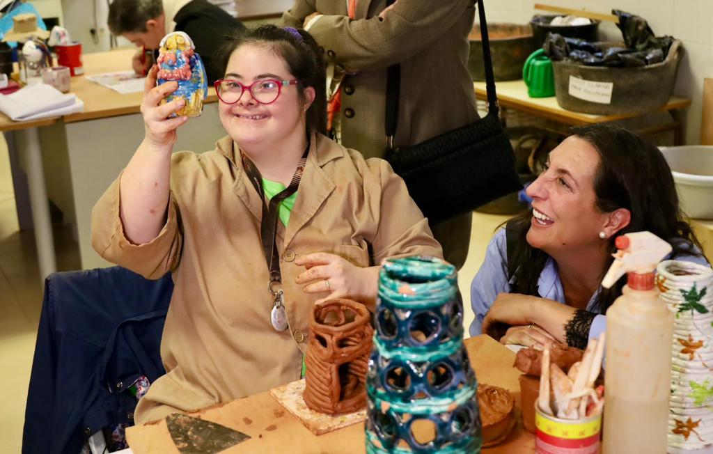 Visita de la consejera, Loles López, al nuevo centro de día de Aprompsi en Linares.