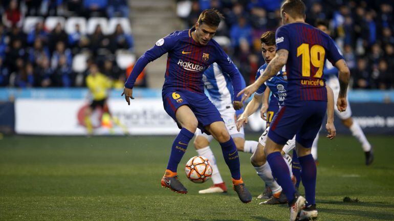 Denis Suárez durante el partido antes de sufrir la lesión.