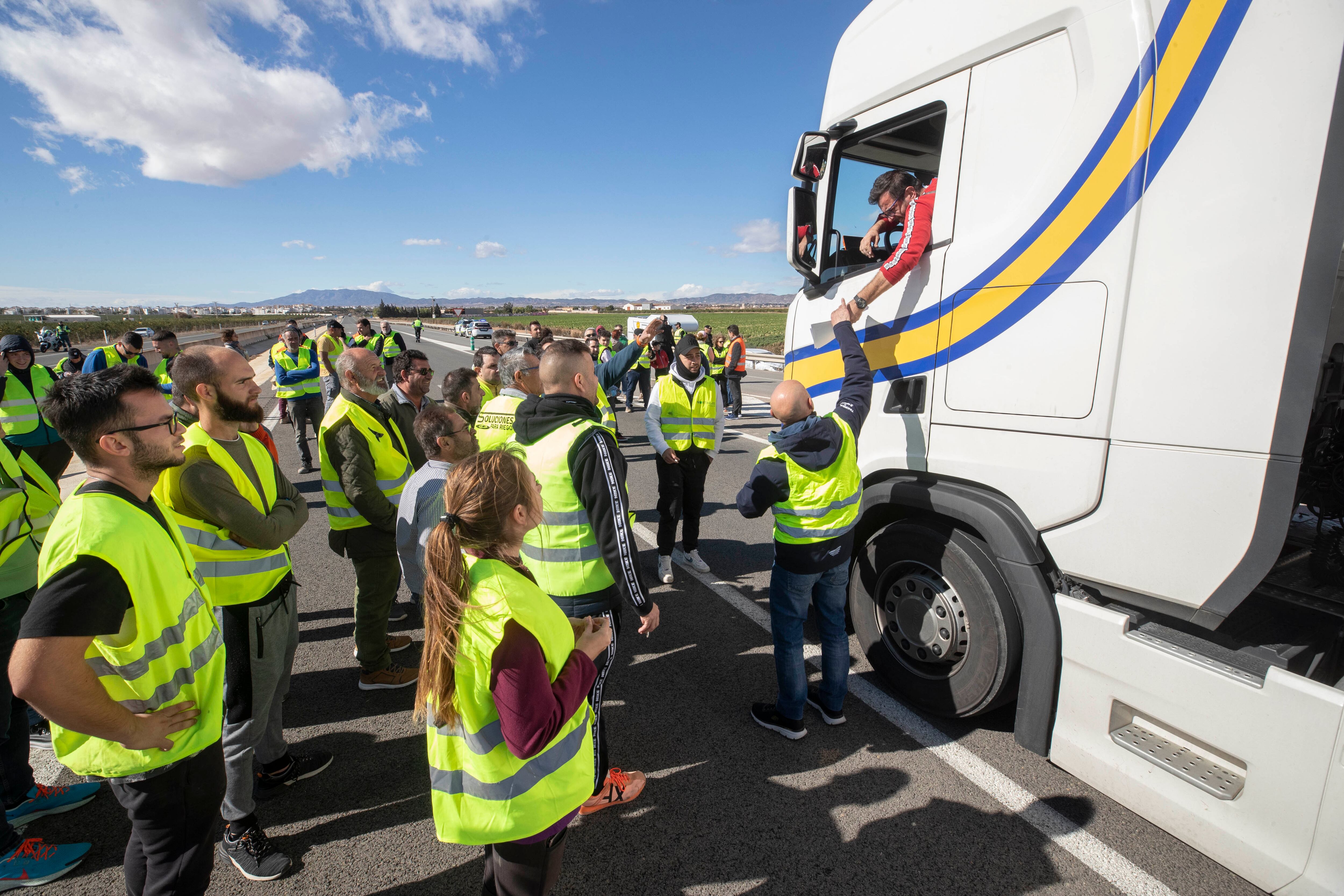 Varios agricultores del campo de Cartagena integrantes de la Plataforma 6F piden la CMR al chofer de un camión durante el corte al tráfico de la autovía RM-19 entre la Torre Golf Resort y Balsicas (Torre Pacheco), para comprobar si la carga era de origen español o extranjero. La imagen es de las protestas de este fin de semana. EFE/MARCIAL GUILLÉN
