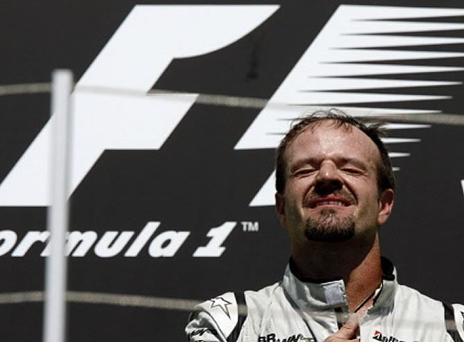 Rubens Barrichello, muy emocionado en el podio de Valencia