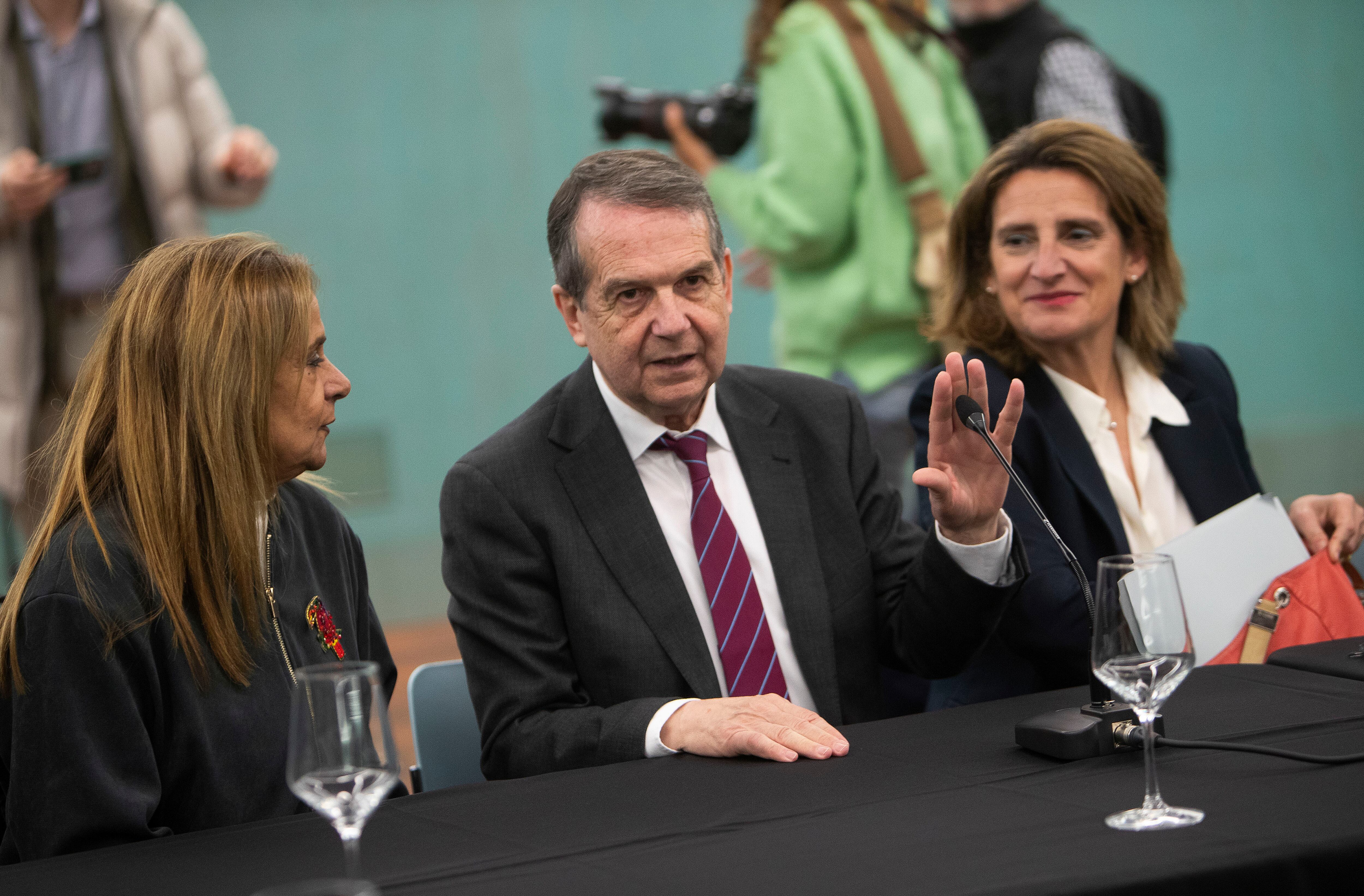 Abel Caballero, en un encuentro con empresarios, acompañado de Carmela Silva y la ministra Teresa RiberaEFE / Salvador Sas