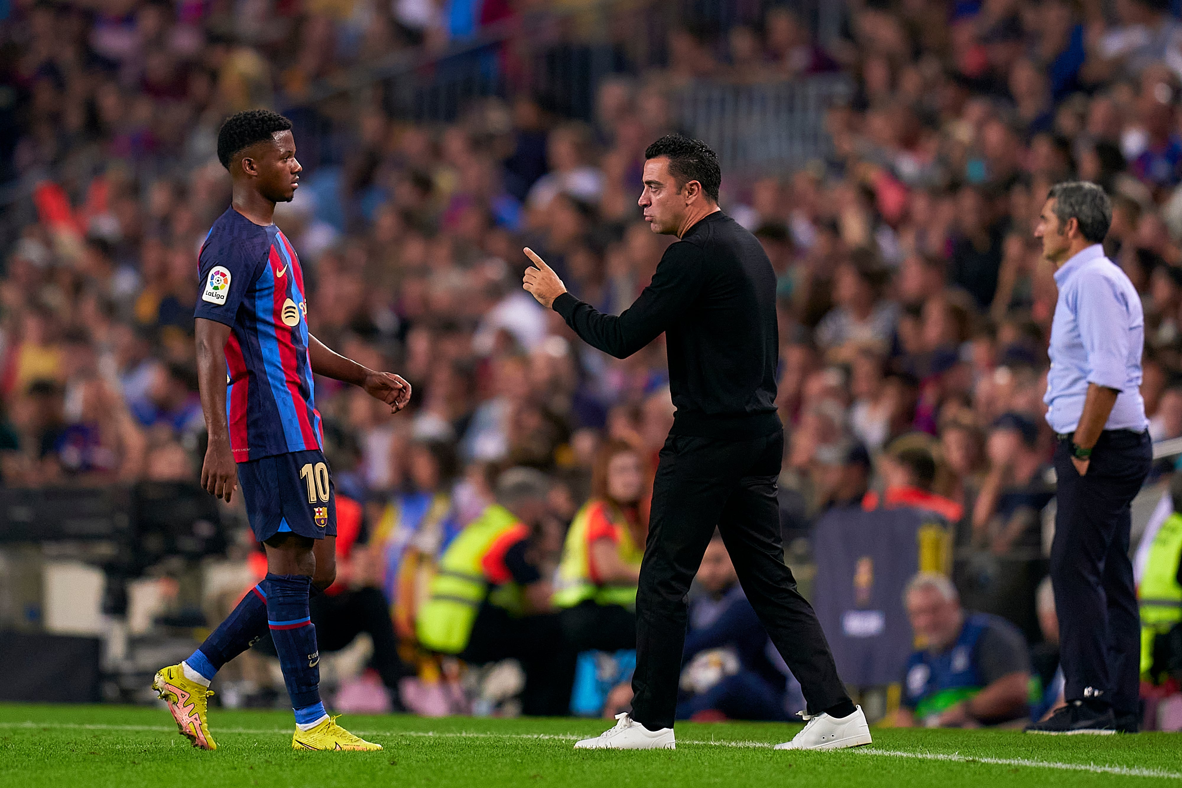 Ansu Fati y Xavi hablan durante un partido del Barça el pasado mes de octubre.