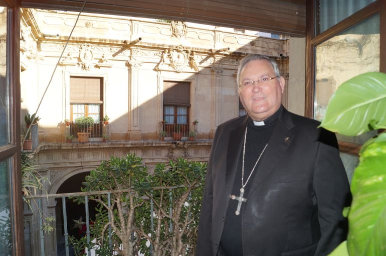 José Manuel Lorca Planes, en un balcón que da al claustro interior del Palacio Episcopal.