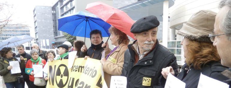 Varias decenas de personas han protestado este lunes frente a la sede de Enresa en Madrid.