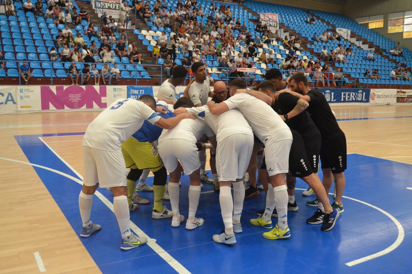 Los jugadores, antes del partido en A Malata