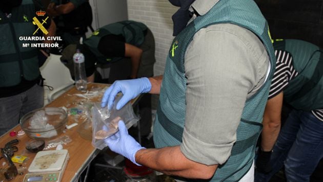 Agentes de la Benemérita, en el momento del registro del punto de venta de drogas