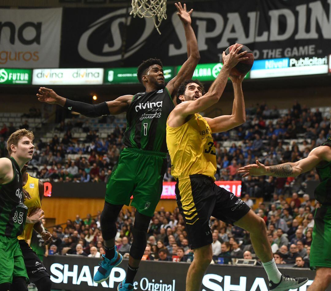 Beirán intenta anotar ante la oposición de Dawson