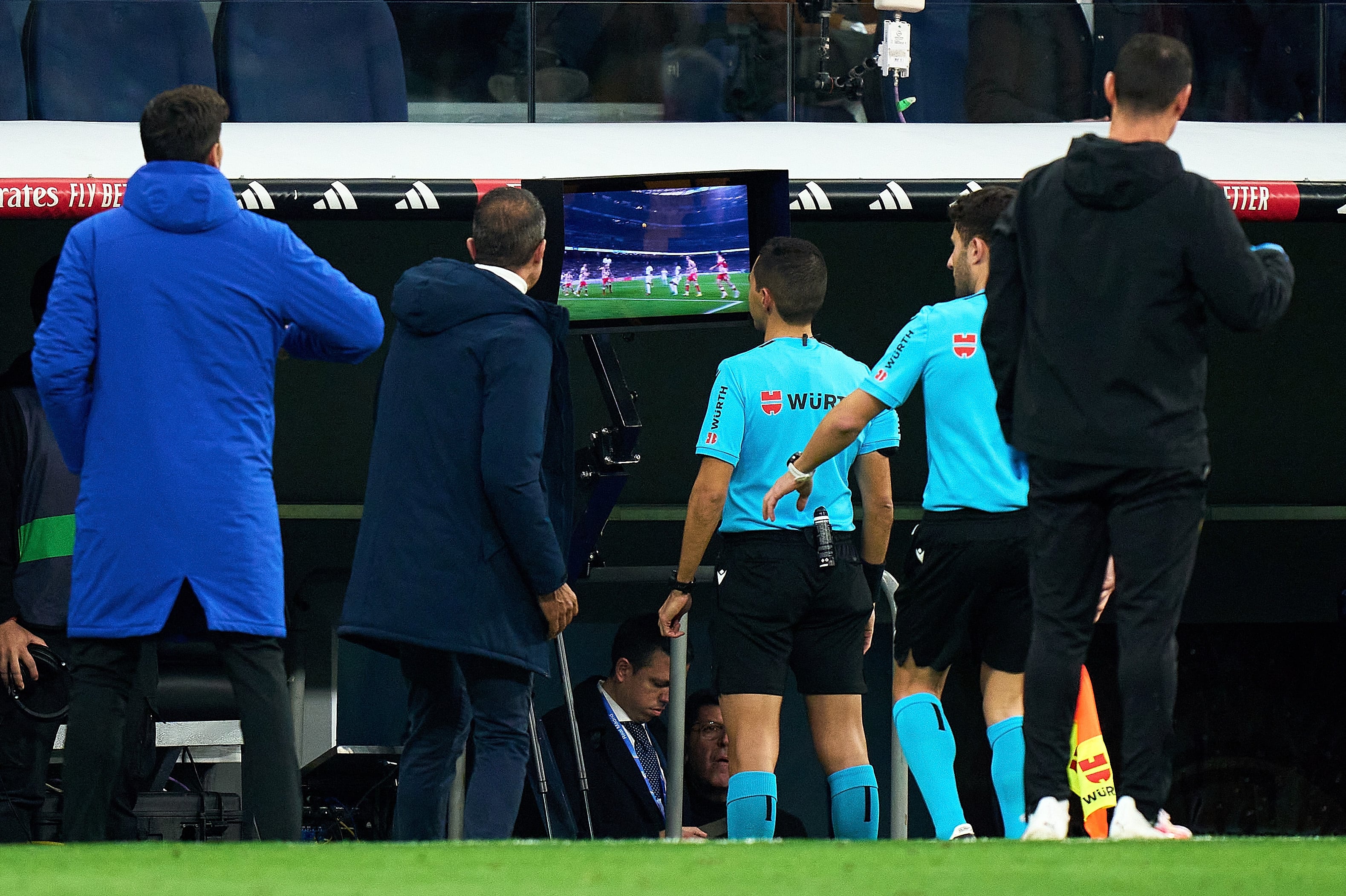 Hernández Maeso revisa una acción durante el Real Madrid - Almería.