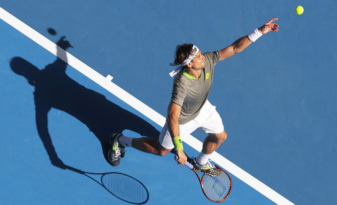 David Ferrer se prepara para sacar en el partido frente al alemán Florian Mayer.