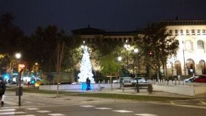 Árbol iluminado en la Plaza de Basilio Paraíso