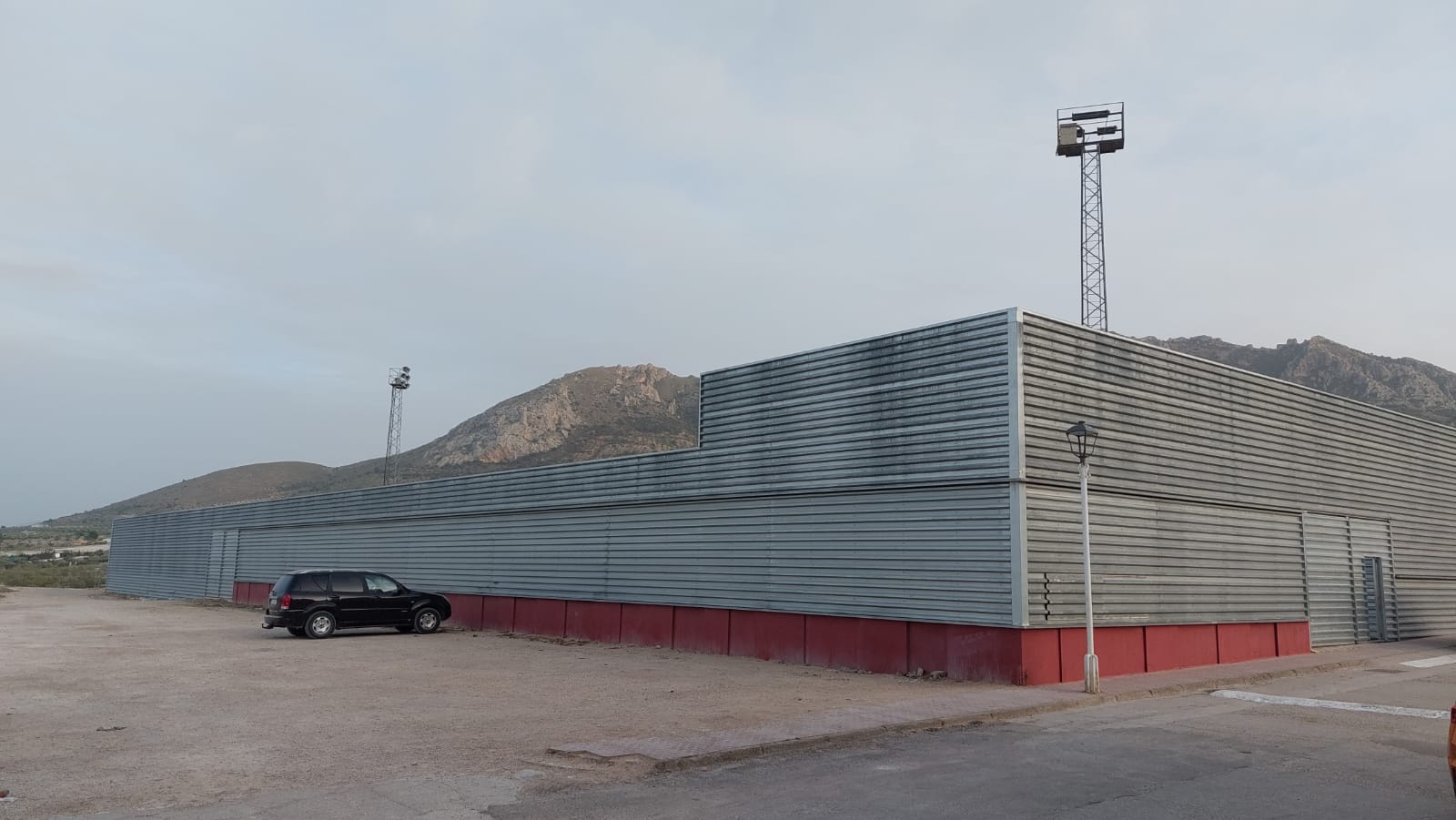 Exterior del Campo Municipal de los Deportes &#039;Francisco Herrera Cueva&#039; de Jódar, con dos de las torretas de iluminación sobre las que se va a actuar