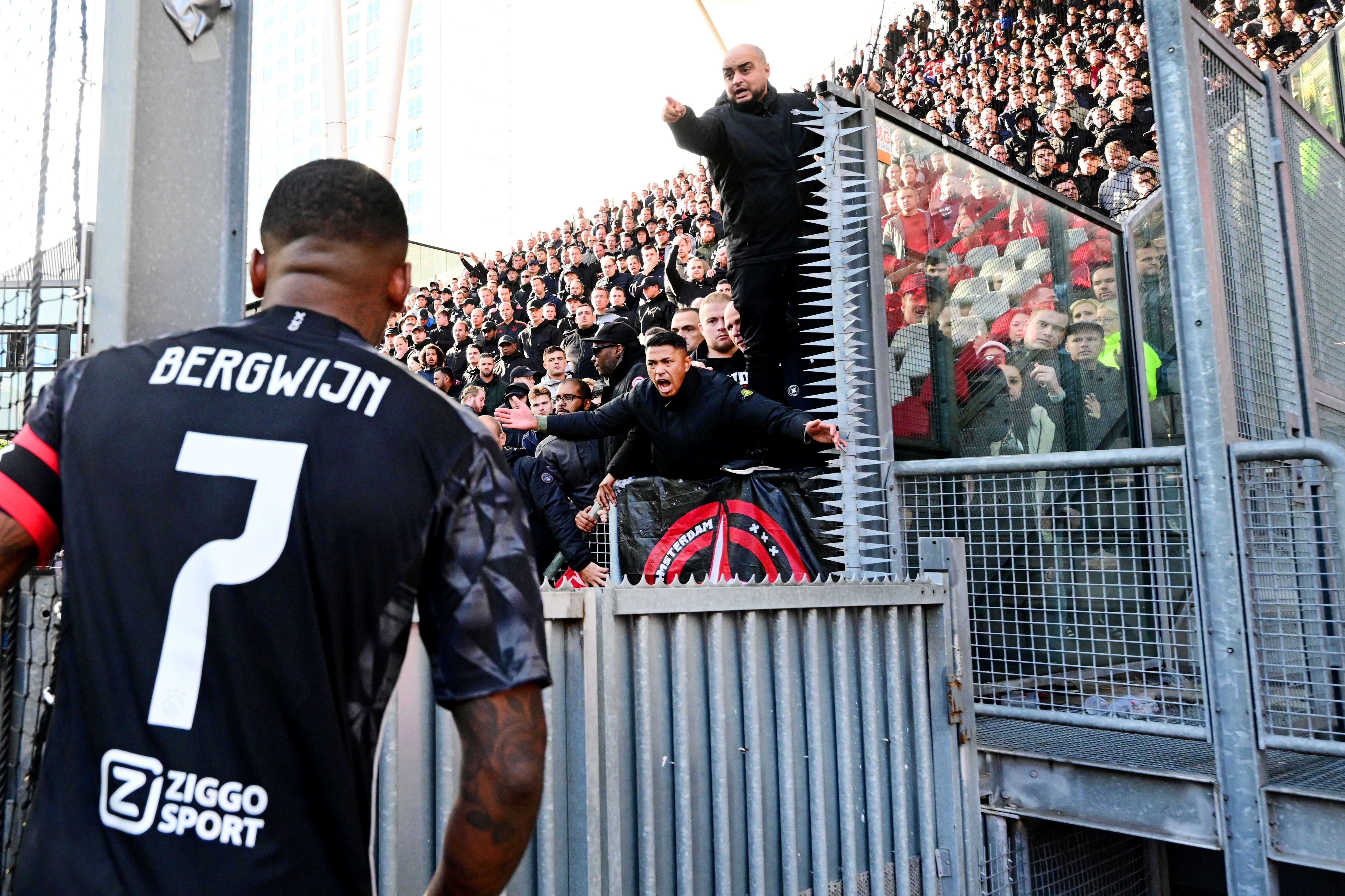 Steven Bergwijn habla con los aficionados del Ajax tras la derrota ante el Utrecht