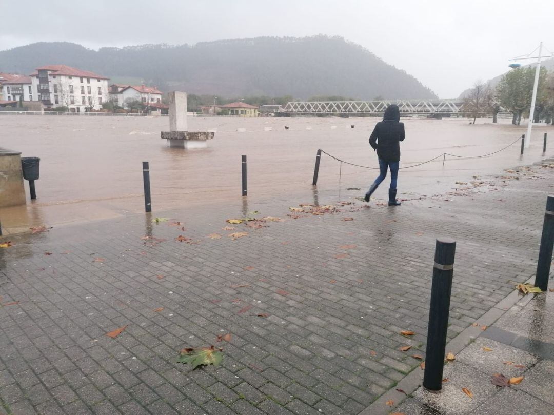 Inundación al desbordarse el rio Deba.