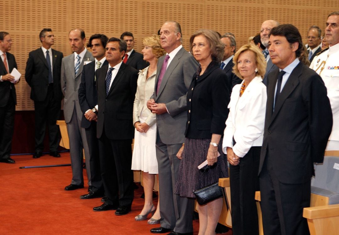 Los reyes de España Juan Carlos y Sofia, junto a la presidenta de la Comunidad de Madrid, Esperanza Aguirre (5d); la ministra de Administraciones Públicas, Elena Salgado (2d); el vicepresidente de la CAM, Ignacio González (d) y el consejero de Sanidad, Juan José Güemes (7d), en el acto de inauguración del hospital universitario Puerta de Hierro, ubicado en el municipio de Majadahonda en septiembre de 2008