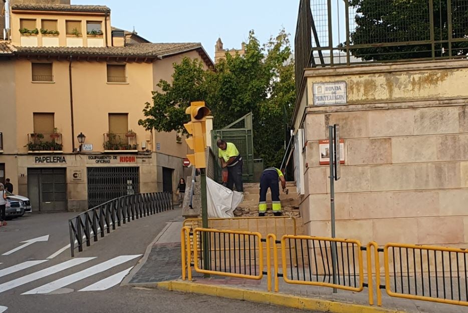 Brigadas municipales llevando a cabo, este martes, obras en las escaleras del colegio San Vicente