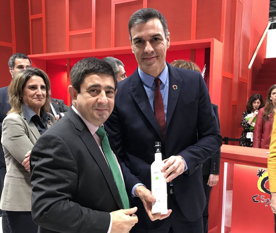 El presidente de la Diputación de Jaén, Francisco Reyes, junto a Pedro Sánchez.