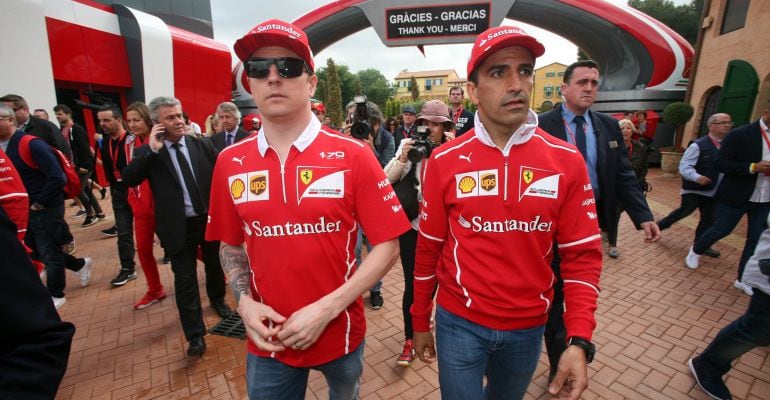 Marc Gené, en las instalaciones de Ferrari en Ferrari Land junto a Kimi Raikkonen