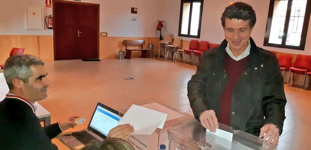 El concejal Andrés Torquemada votando en uno de los centros cívicos