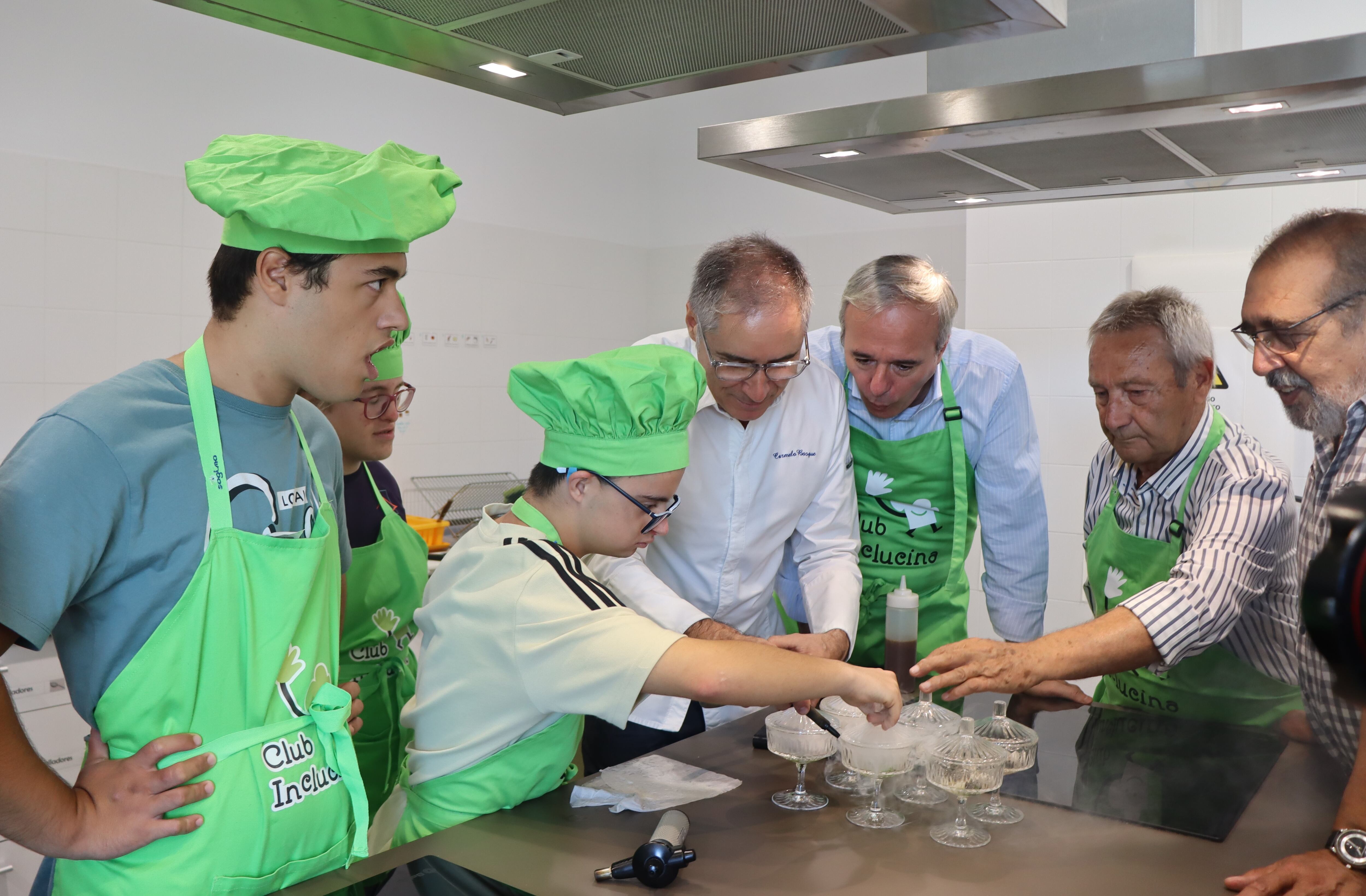 Alumnos del Club Inclucina cocinando este lunes con el presidente de Aragón y el chef oscense Carmelo Bosque