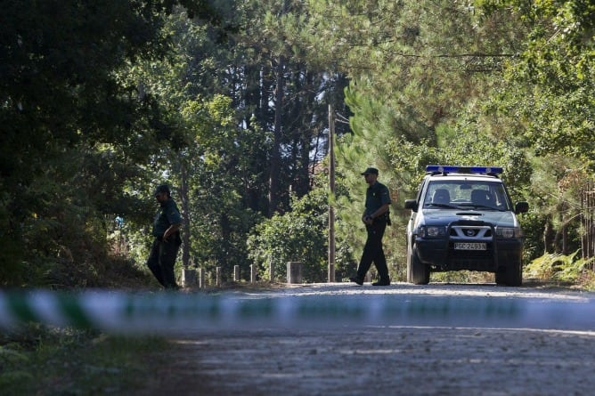 Agentes de la Guardia Civil custodian una pista forestal de Cacheiras