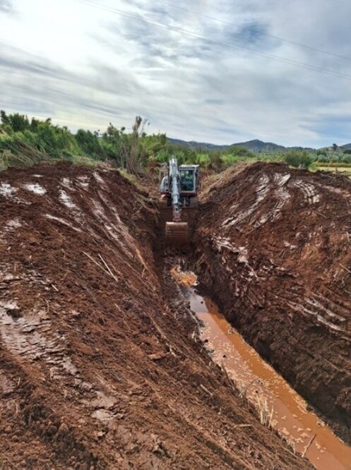 Intervención que se realiza en el cauce de un río.