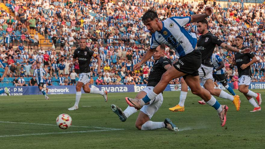 Soldevila remando a gol en el partido contra el Ceuta.