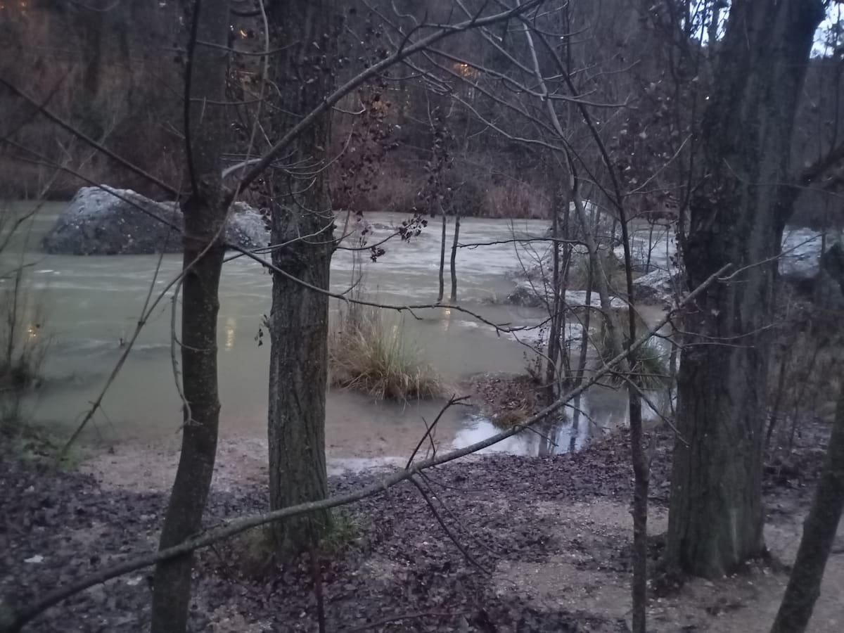 El pantano de La Toba empieza a desembalsar agua y se espera una crecida del río Júcar en Cuenca capital