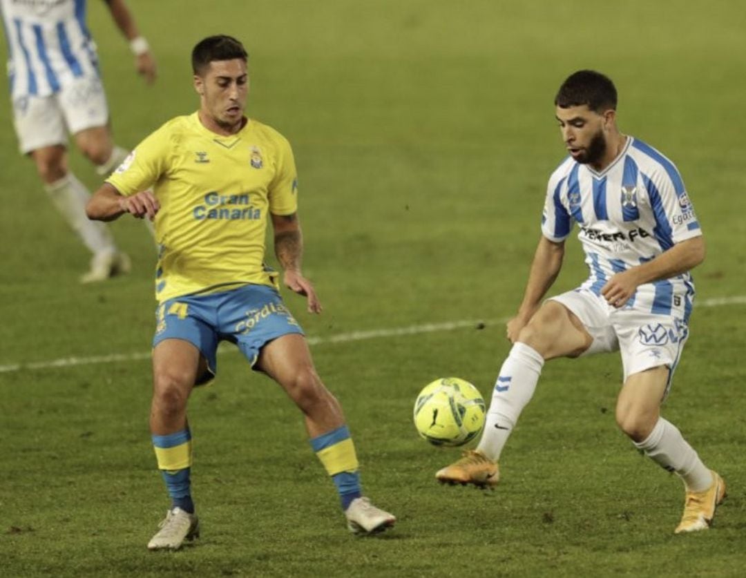 Shashoua controla el balón en el derbi de la primera vuelta.