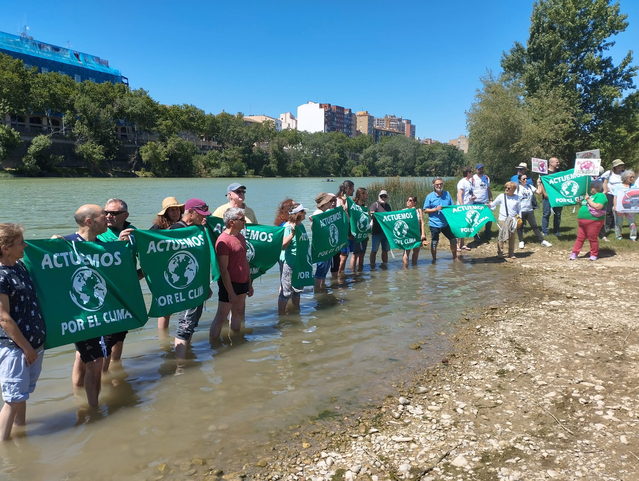 &#039;Mójate por Europa&#039;: concentración de la Alianza por la Emergencia Climática de Aragón en el río Ebro en Zaragoza