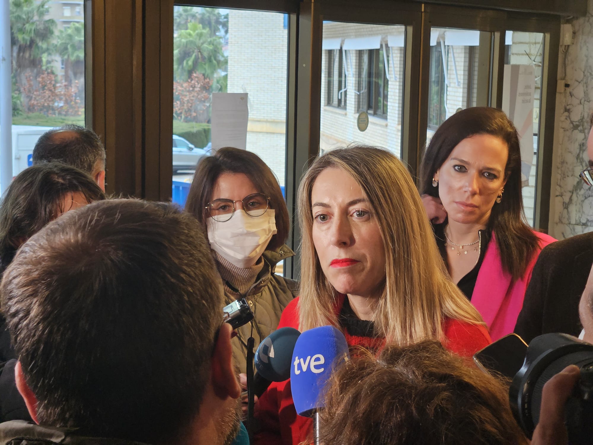 La presidenta de la Junta de Extremadura, María Guardiola, durante su visita de este lunes a Centro Cervantes, en Cáceres.