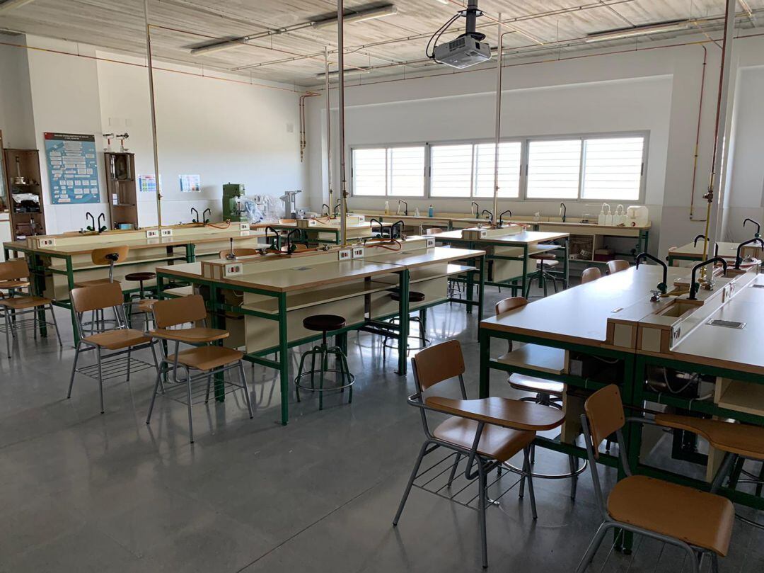 Una de las aulas del edificio de ciclos formativos después de su clausura