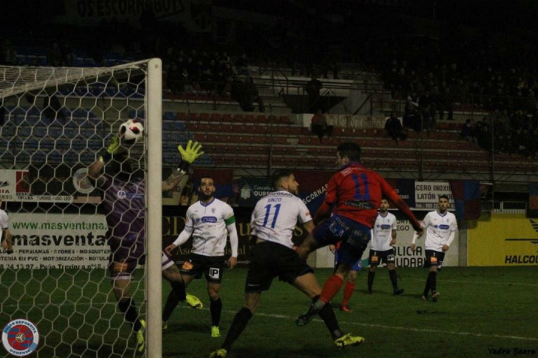 Primer derbi de la temporada en el campo de O Couto, entre el Ourense CF y la Unión Deportiva Ourense