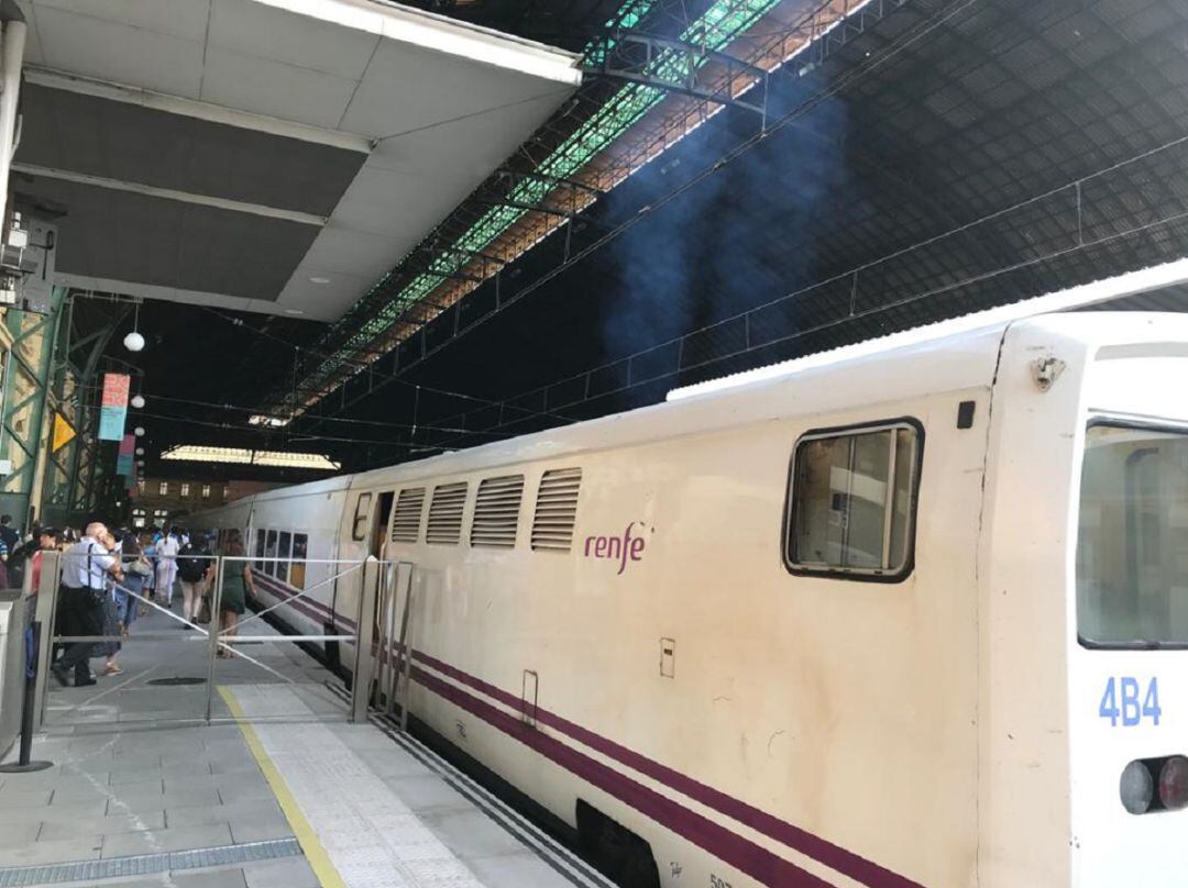 Tren diésel en la estación del Norte del València