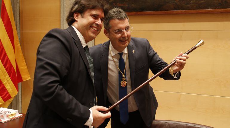 Pere Vila (esquerra) traspassant la presidència a Noguer.