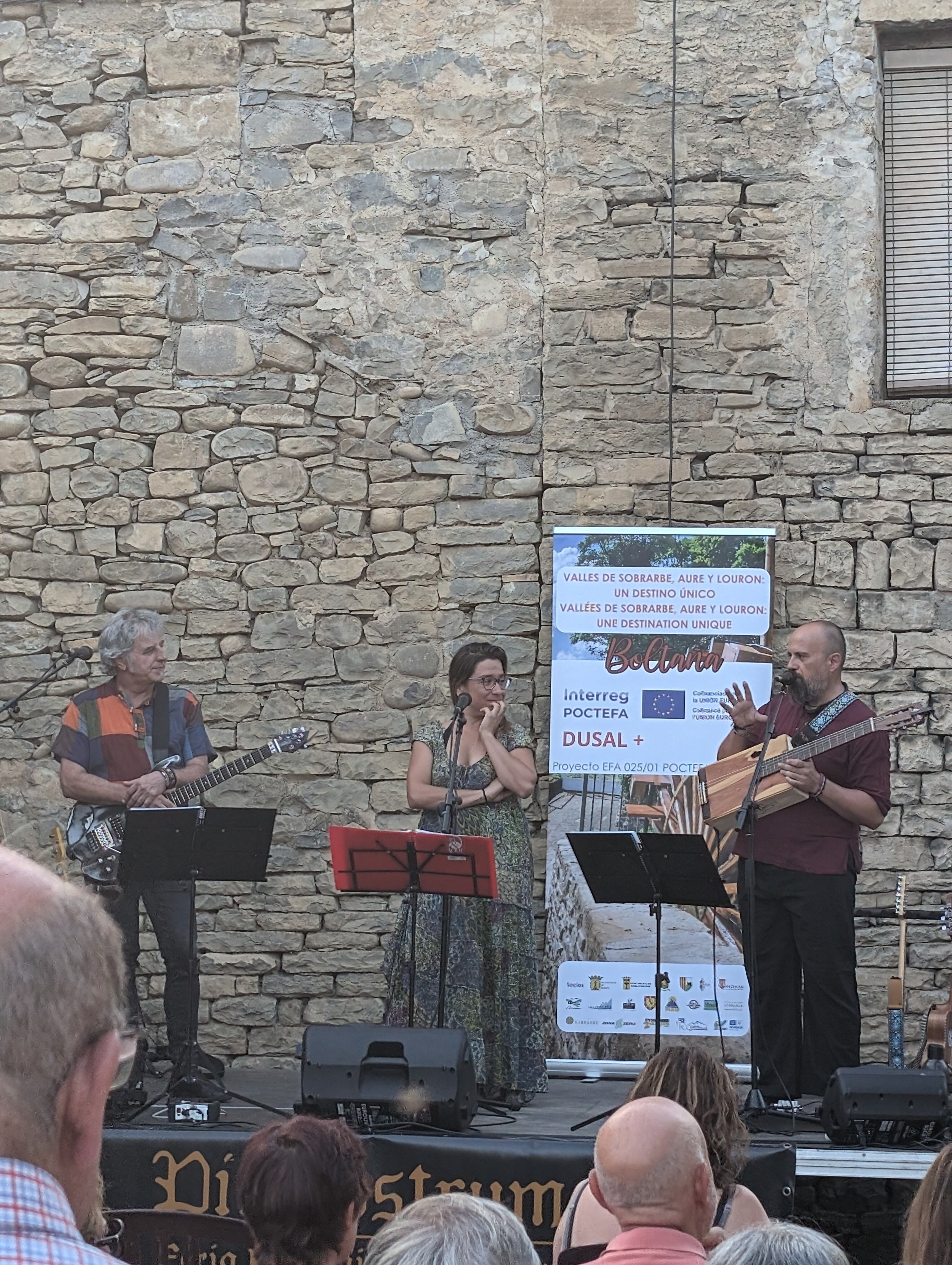 El grupo Baruca llenaba de música la Plaza Mayor de Margudgued. Foto: Ayuntamiento de Boltaña