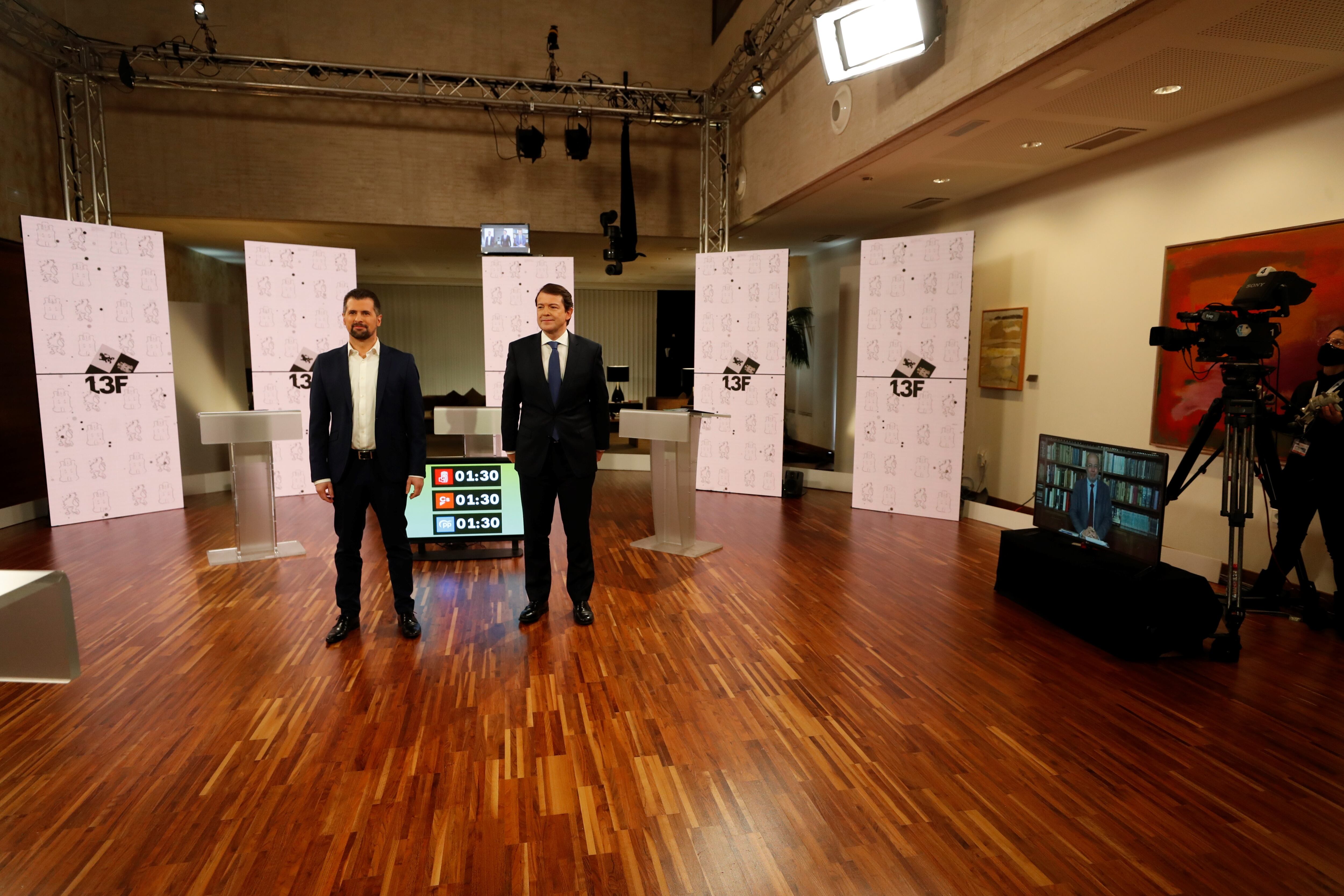 El candidato del Partido Popular a la presidencia de Castilla y León, Alfonso Fernández Mañueco (c), el candidato del Partido Socialista Obrero Español a la presidencia de Castilla y León, Luis Tudanca (i), y el candidato de Ciudadanos a la Presidencia de la Junta de Castilla y León Francisco Igea (d. en el monitor), que participa de forma telemática desde el salón de su casa por ser positivo en coronavirus, antes de comenzar el debate electoral que se celebra hoy lunes en el Salón de Recepciones de las Cortes de Castilla y León, en Valladolid, con vistas a las elecciones autonómicas del próximo 13 de febrero. EFE/Javier Lizón