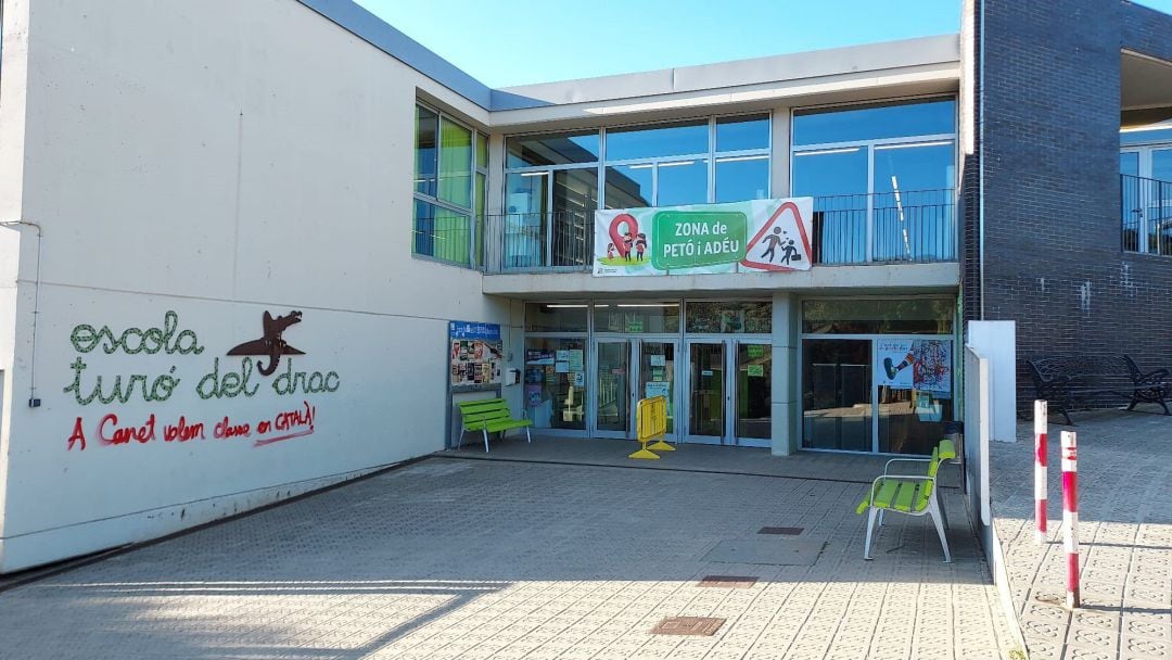 Escuela Turó del Drac, en Canet de Mar, con una pintada a favor de la escuela en catalán.