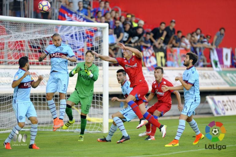 Jairo intenta un remate en el Numancia-Levante del pasado domingo.