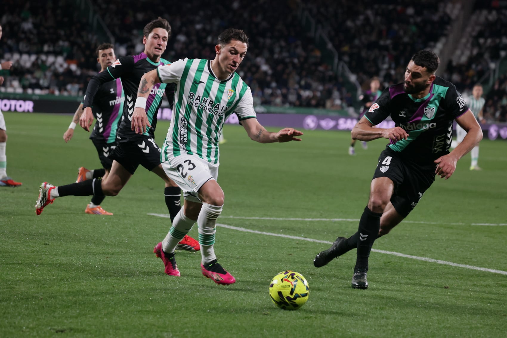 Carracedo conduciendo el balón.