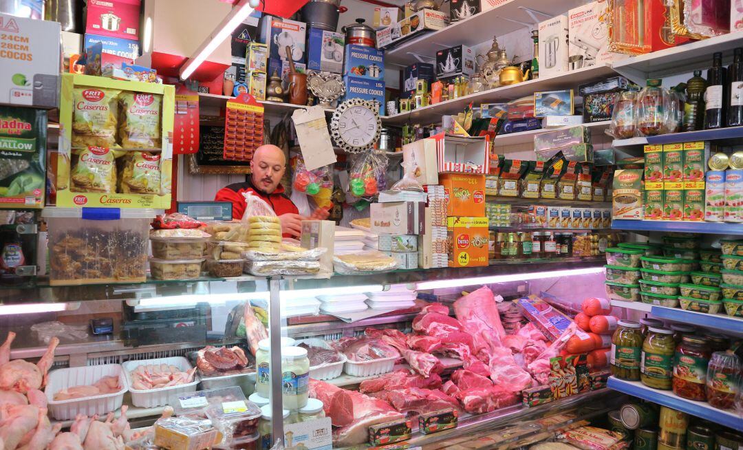 Interior de la Carnicería Tánger, frente a la Mezquita Central de Madrid, en el barrio de Tetuán