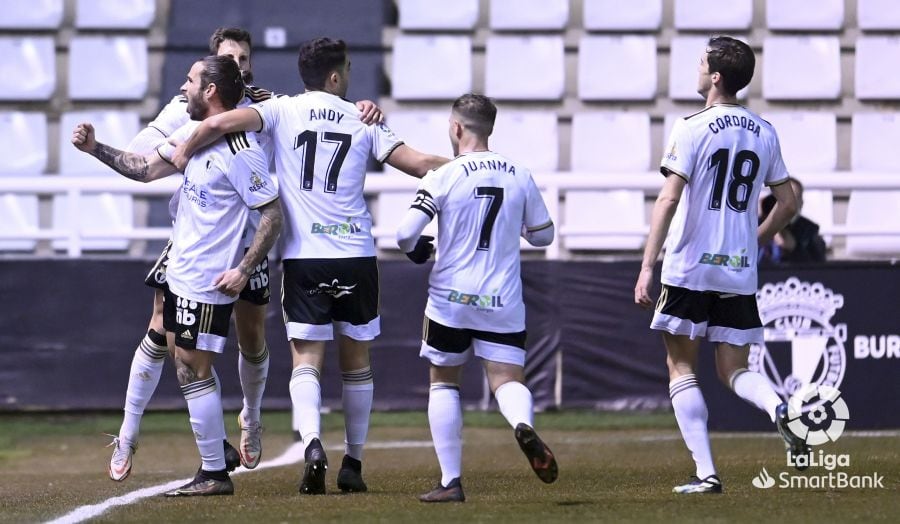 Mumo es felicitado tras empatar el partido